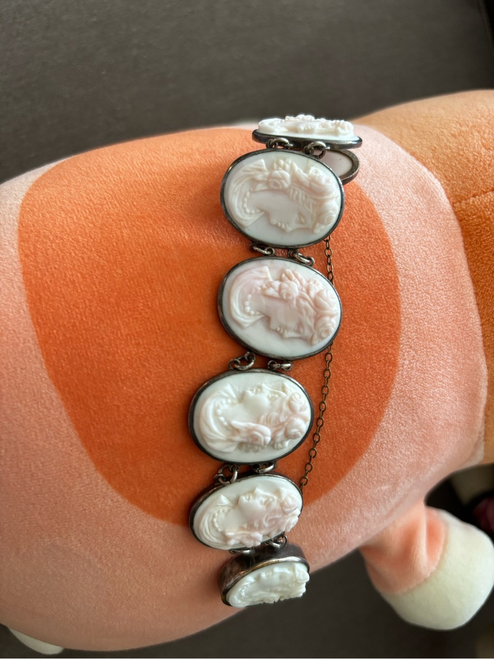 Vintage Style Cameo Link Bracelet in Cream and White
